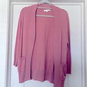 Rosy pink cardigan with small front pockets